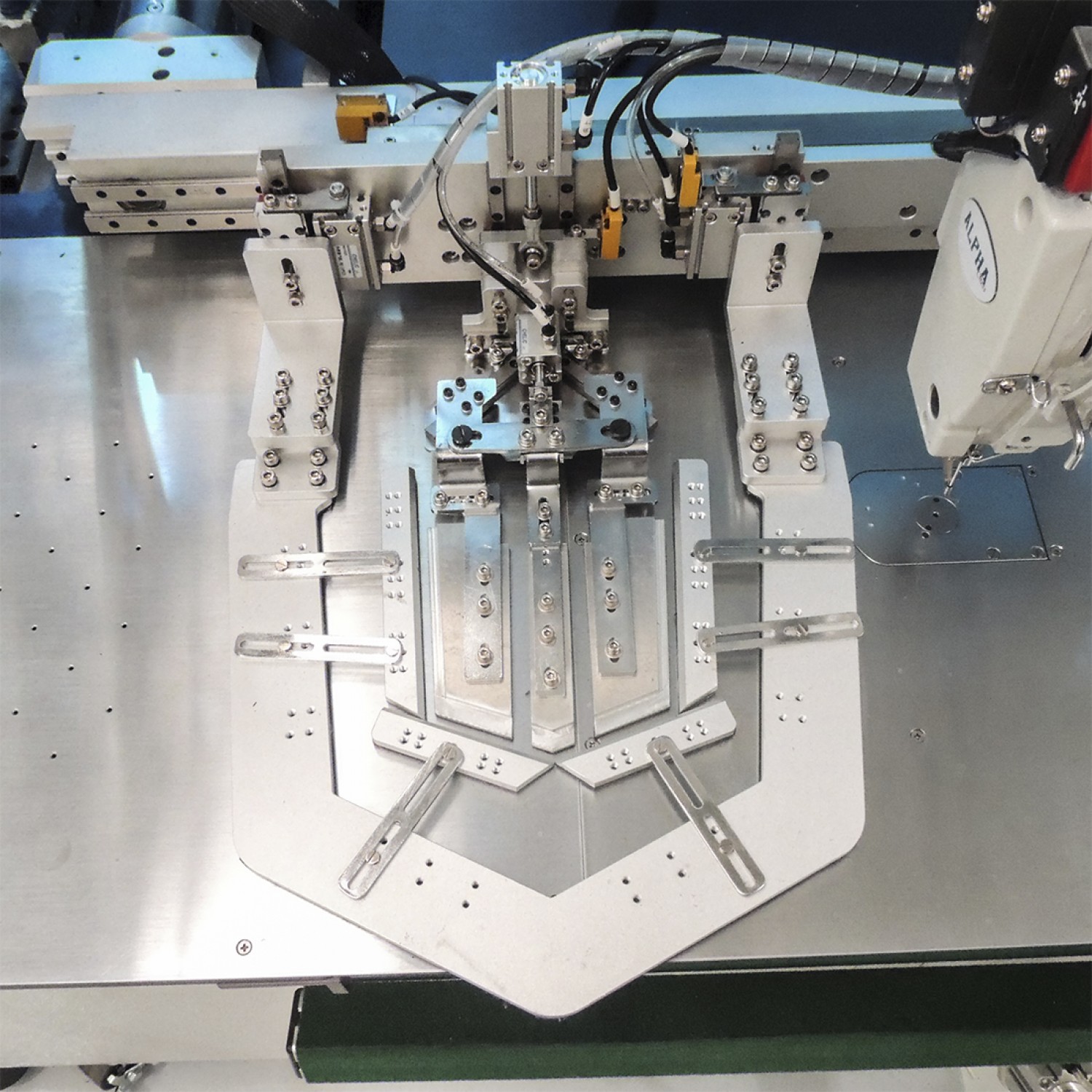 maquina-eletronica-automatica-para-aplicac-o-de-bolso-com-vincagem-a-frio-com-painel-lcd-alpha-detalhe-2
