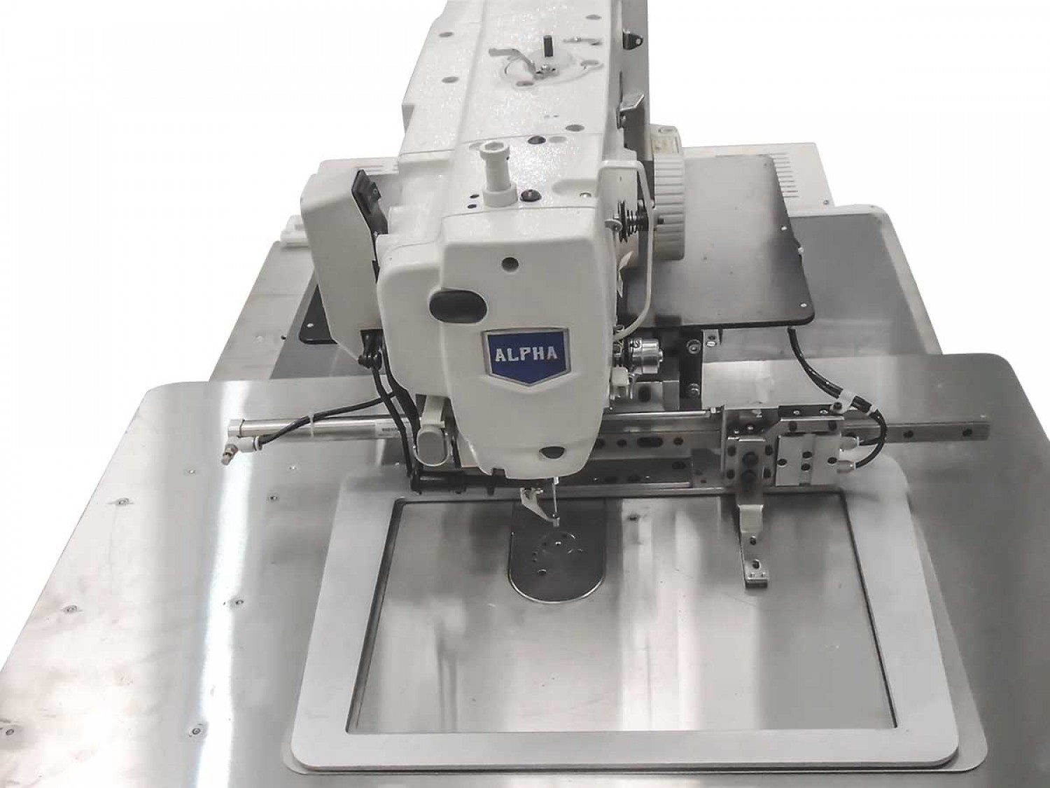 maquina-de-costura-industrial-filigrana-com-painel-lcd-touch-screen-e-motor-eletronico-alpha-lh-3020-26-area-de-trabalho