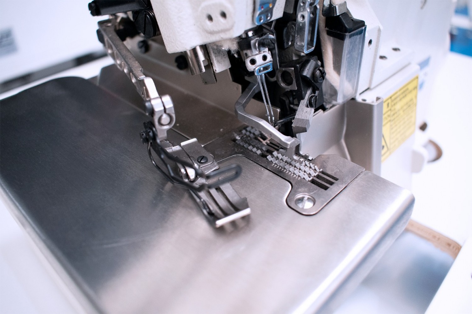 maquina-de-costura-overlock-4-fios-ponto-cadeia-com-transporte-superior-e-motor-direct-drive-alpha-lh-798dt-4-calcador