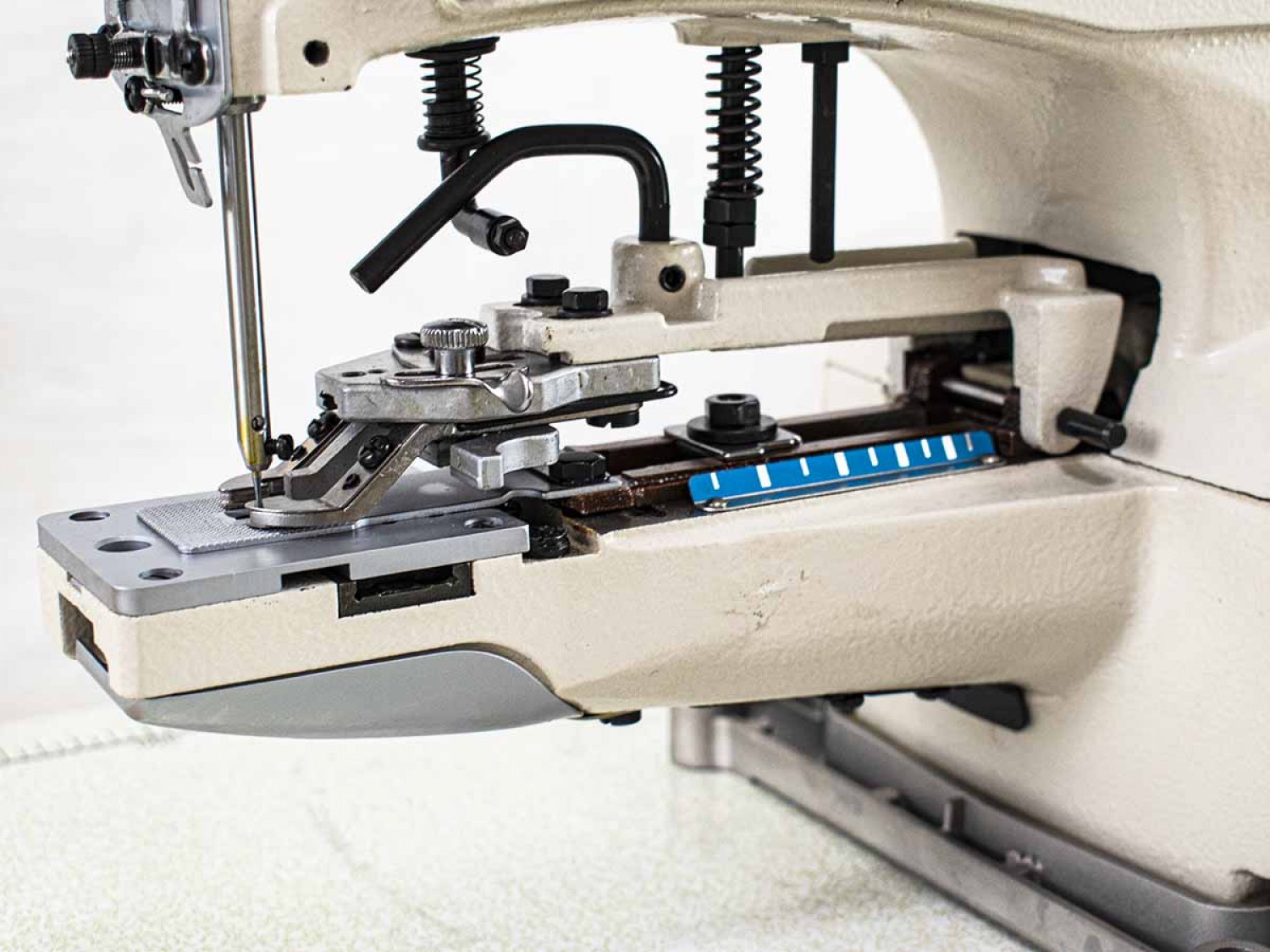 maquina-de-costura-botoneira-automatica-para-botoes-de-4-furos-em-x-alpha-detalhe