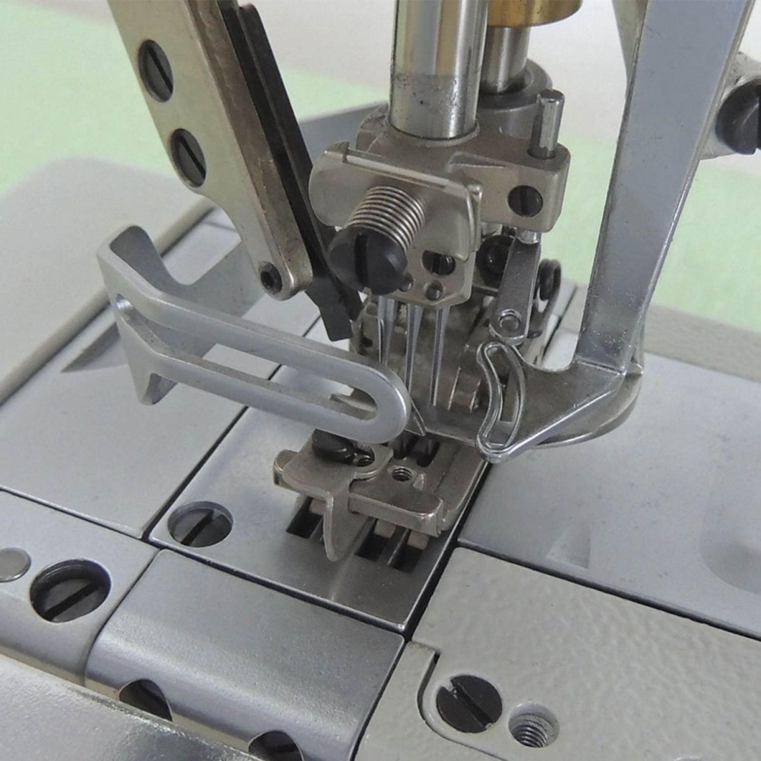 maquina-de-costura-galoneira-cilindrica-com-corte-de-linha-pneumatico-e-motor-direct-drive-kingtex-cxm2000-0-356m1ucp-x1-calcador